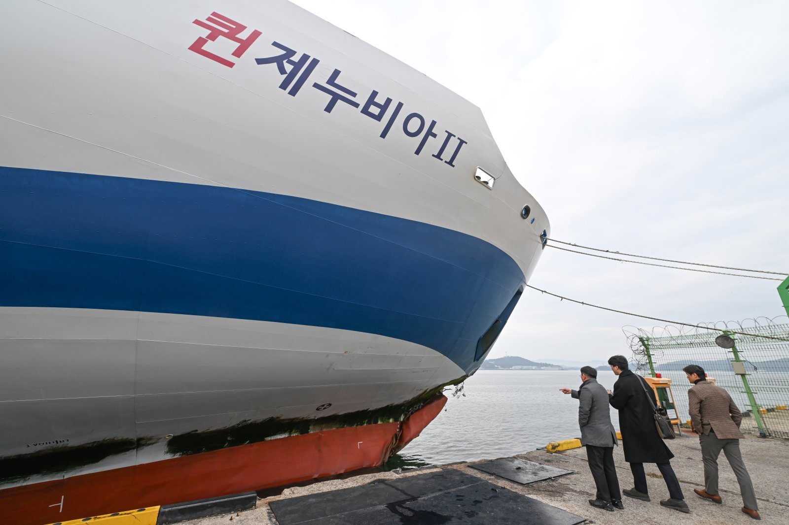 한국해운조합 직원들이 20일 오전 전남 목포시 삼학부두에서 좌초로 인해 선체 하단이 일부 파손돼 정박 중인 퀸제누비아2호를 살펴보고 있다. 2025.11.20.[목포=뉴시스]