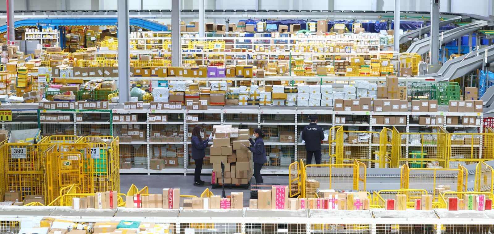 미국의 대규모 할인 행사 블랙프라이데이를 앞둔 20일 인천 중구 인천공항본부세관 특송물류센터에서 관세 주무관들이 해외 직구 물품을 검사하고 있다. 2024.11.20. [인천=뉴시스]