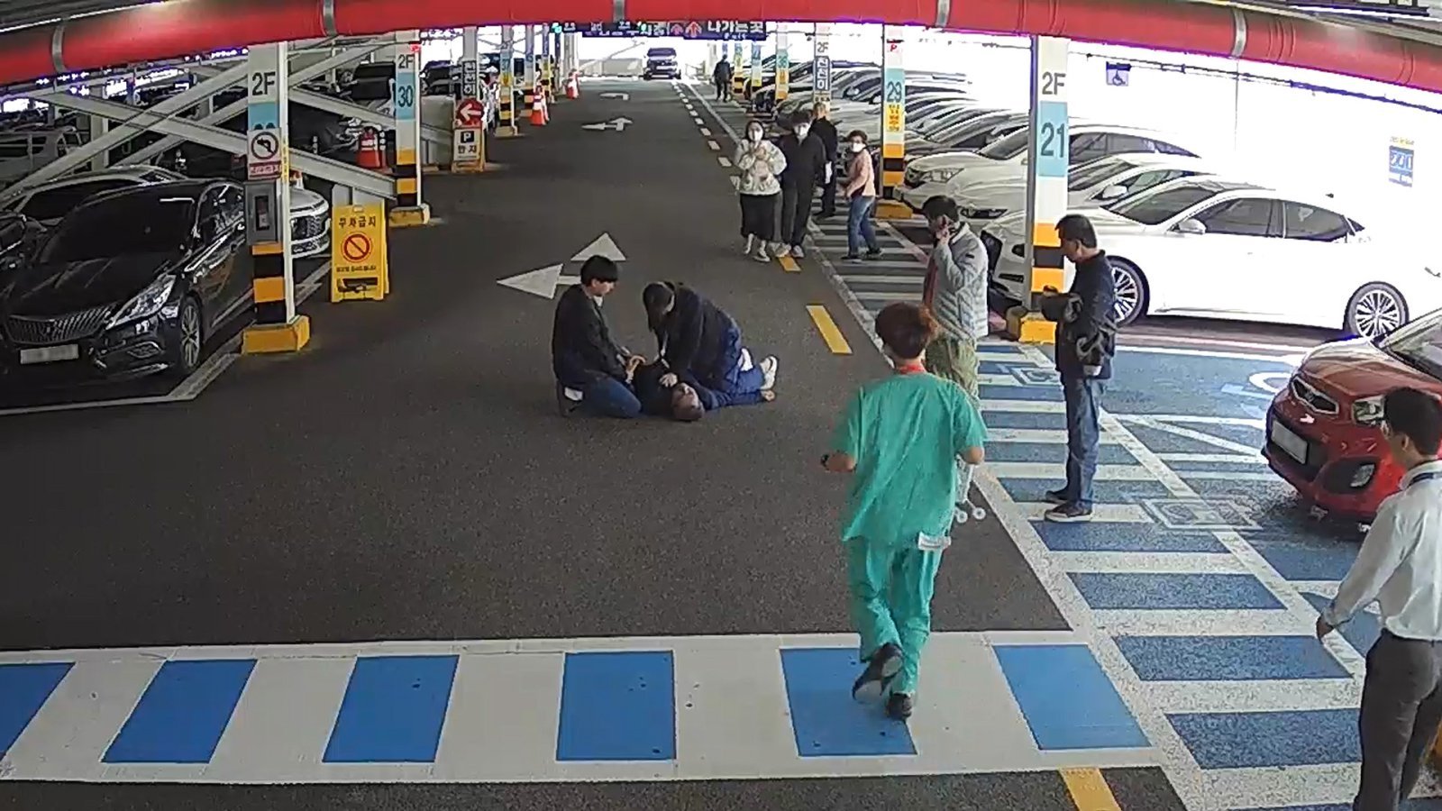 심정지로 쓰러진 환자를 긴급 조치하는 단국대병원 의료진들 (단국대병원 제공)