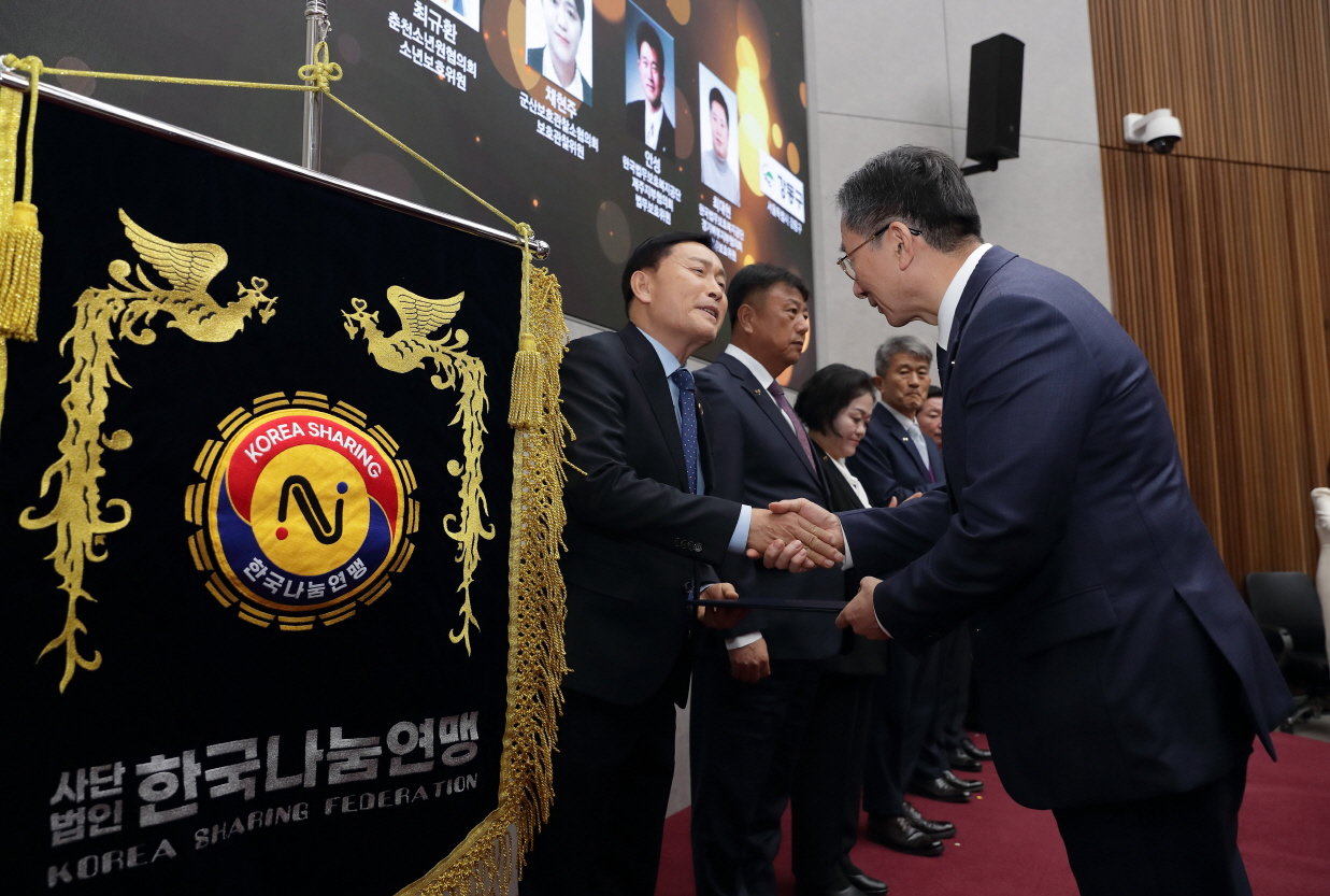 지난 19일, 정부과천청사에서 열린 ‘2025 범죄예방대상’ 시상식에서 안천웅 한국나눔연맹 사무총장(왼쪽 첫번째)가 정성호 법무부 장관으로부터 대통령 표창을 수상하고 있다.