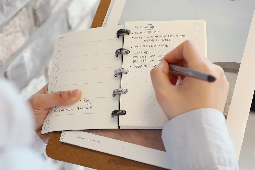 2023년 지원 당시 남는 가죽과 친환경 종이, 재활용 부자재로 만든 노트를 제작한 바 있다 / 출처=공방비록