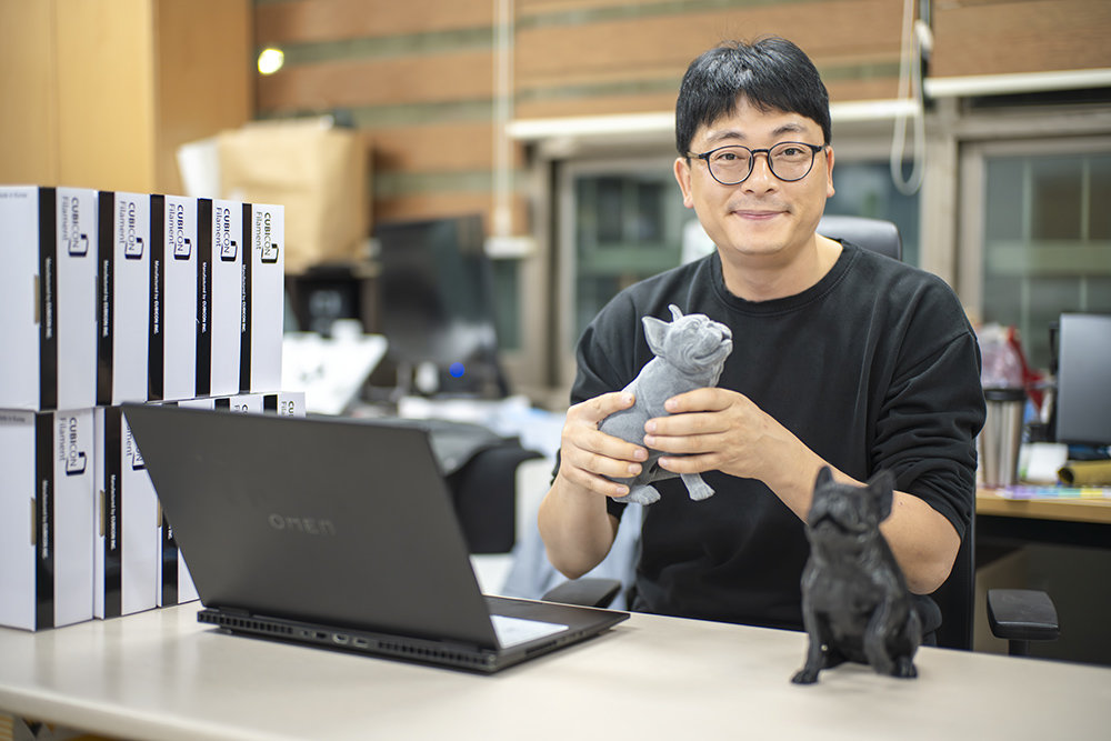 김현석 마인3디피 대표가 지속 성장 지원의 제품 제작 지원을 통해 만든 제품을 소개 중이다 / 출처=IT동아