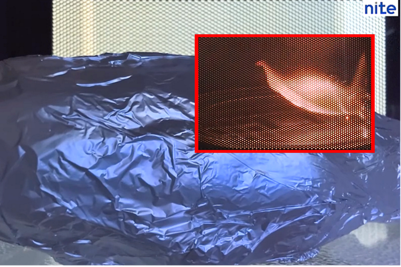 전자레인지에 알루미늄 호일을 넣을 경우 불꽃이 발생해 화재로 이어질 수 있다. 전문가들은 겨울철 군고구마 조리 시 전자레인지 대신 에어프라이어·프라이팬 등 안전한 조리법을 사용할 것을 권고했다. 사진=일본 경제산업성 X 캡쳐