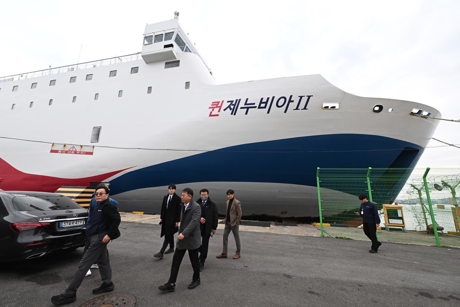 한국해운조합 직원들이 20일 오전 전남 목포시 삼학부두에서 좌초로 인해 선체 하단이 일부 파손돼 정박 중인 퀸제누비아2호를 살펴본 뒤 이동하고 있다. 2025.11.20 목포=뉴시스