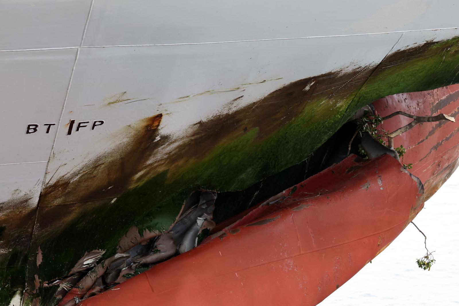 전남 신안 해상에서 좌초된 여객선 퀸제누비아2호가 20일 전남 목포시 산정동 삼학부두에 정박해 있다. 사진은 사고 부위의 모습. 2025.11.20 뉴스1