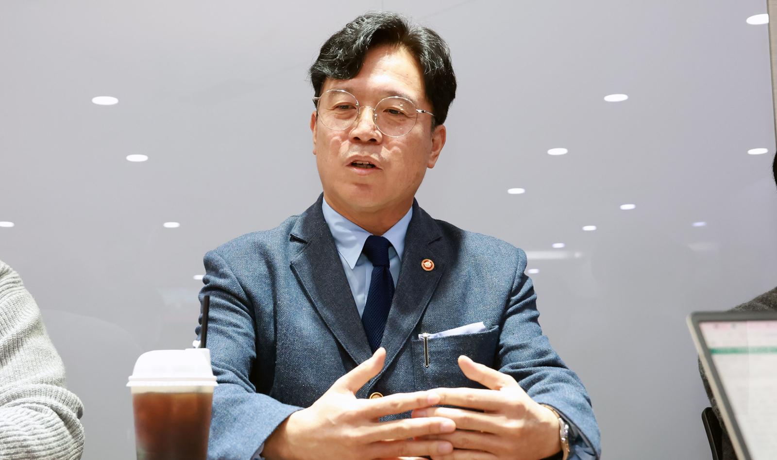 김영훈 고용노동부 장관이 20일 정부세종청사 기자실에서 열린 차담회에서 노동현안을 설명하고 있다. (고용노동부 제공) 2025.11.20/뉴스1