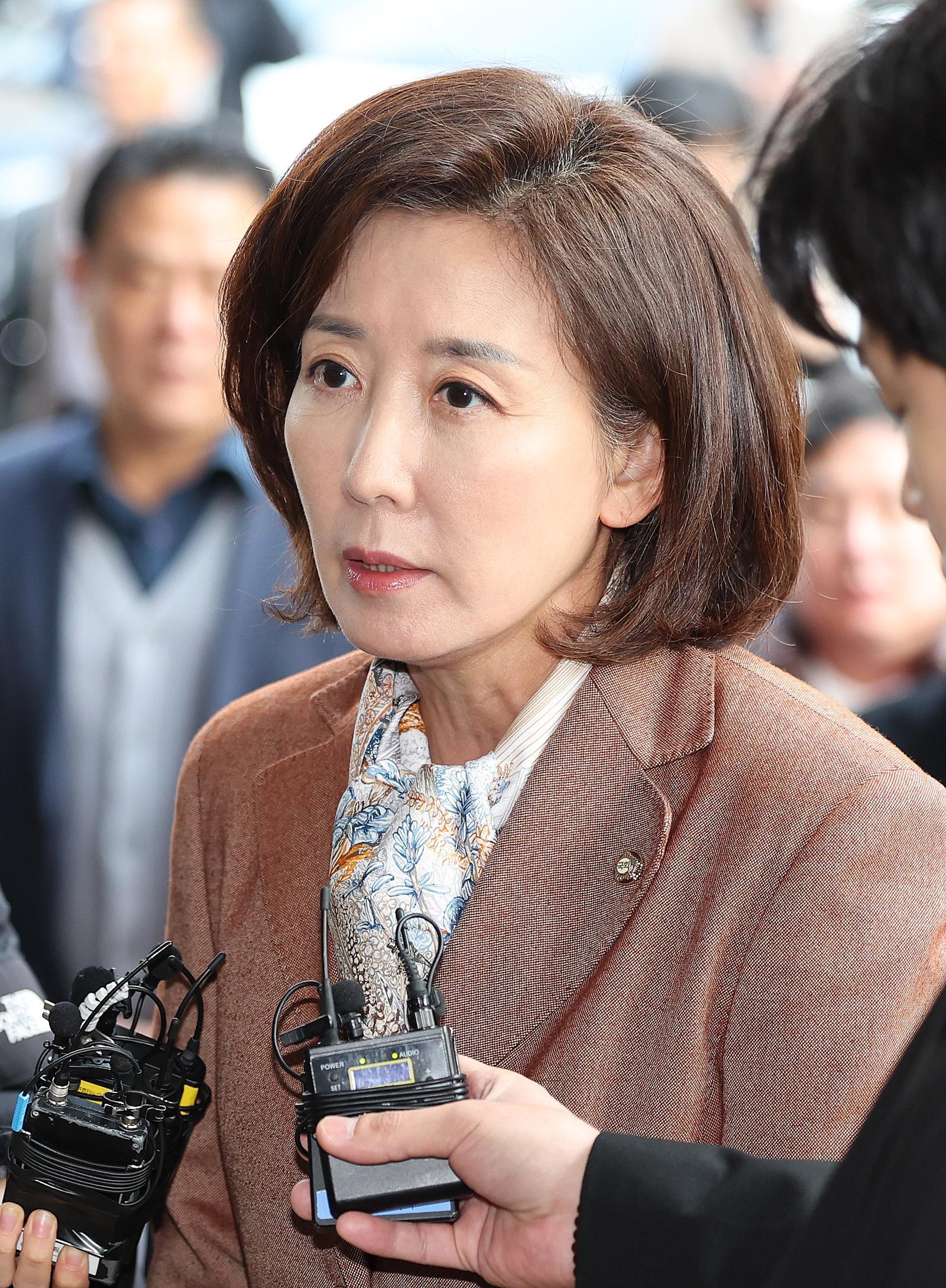 나경원 국민의힘 의원이 20일 서울 양천구 남부지법에서 열린 ‘자유한국당 패스트트랙(신속처리안건) 충돌 사건’ 1심 선고 공판에 출석하며 취재진 질문에 답하고 있다. 2025.11.20/뉴스1