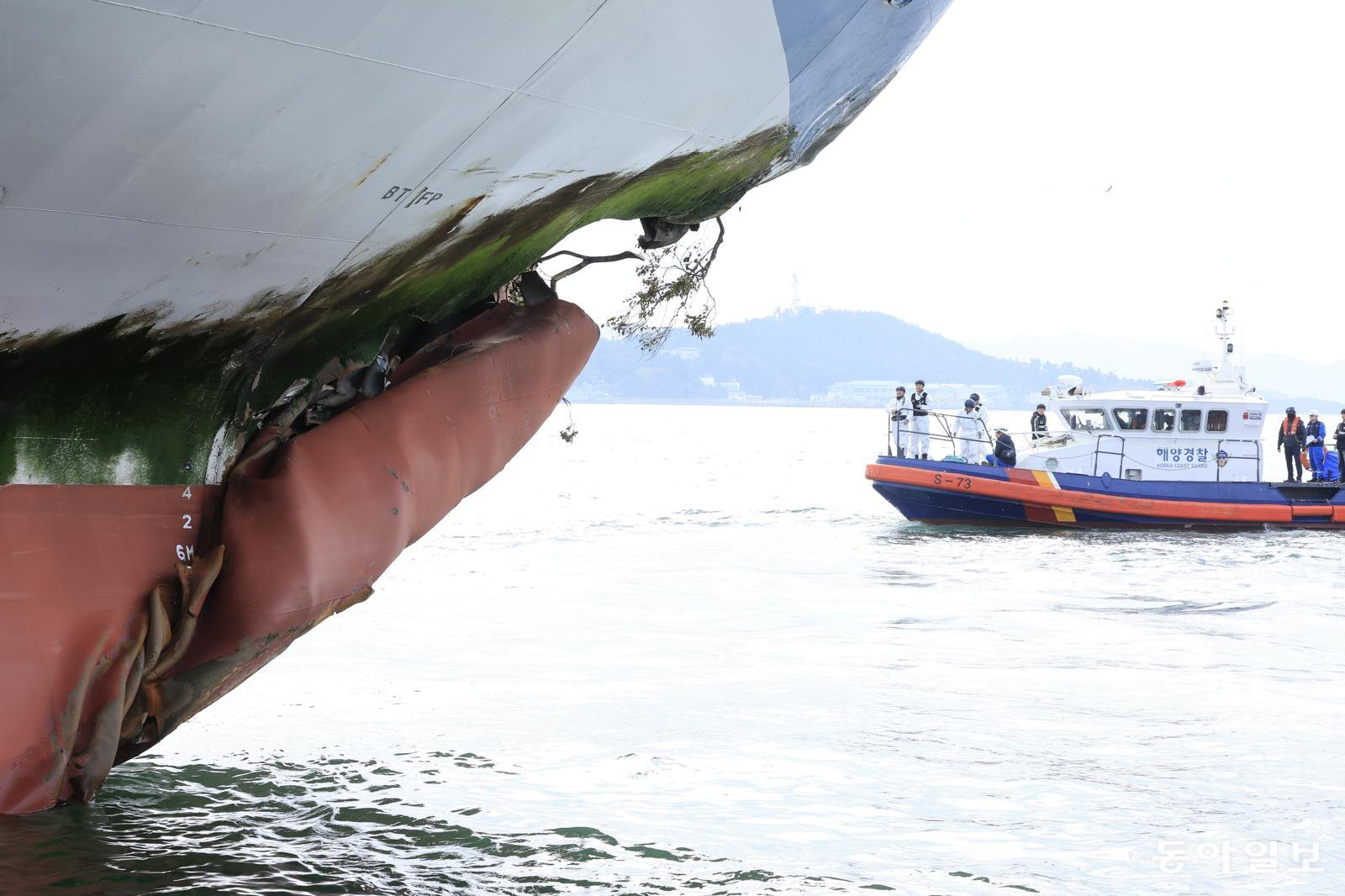 20일 전남 목포 삼학여객선부두에서 신안 족도에 좌초한 여객선 퀸제누비아 2호 사고관련 목포해경과 국과수 과학수사요원들이 경비정을 타고 해상에서 충돌부위 등 사고 조사를 하고 있다. 목포=박영철 기자 skyblue@donga.com