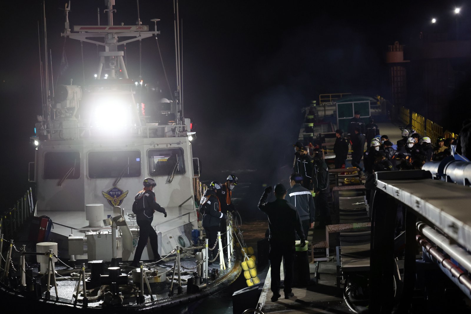 19일 오후 8시 16분쯤 전남 신안군 장산면 족도에 260여명이 탑승한 여객선이 좌초된 후 구조된 탑승객들이 육지로 이동하고 있다. 2025.11.19 뉴스1