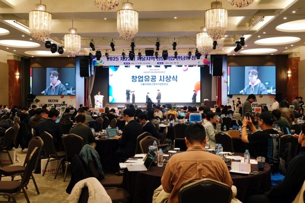 김정모 웬디미디어 대표가 서울지방중소벤처기업청장상을 수상하는 모습 / 출처=IT동아