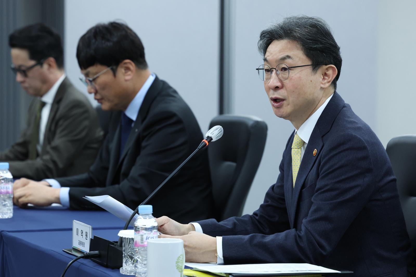 이억원(오른쪽) 금융위원회 위원장이 20일 오전 서울 중구 여신금융협회에서 열린 금융위원장-여신전문금융업권 CEO 간담회에서 발언하고 있다. 2025.11.20 뉴시스