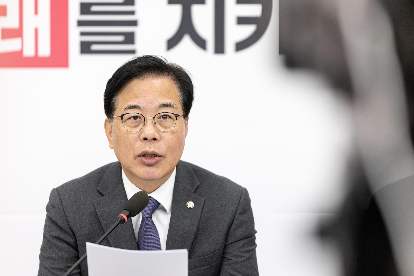 송언석 국민의힘 원내대표가 18일 서울 여의도 국회에서 현안 관련 기자간담회를 하고 있다. 2025.11.18. 뉴스1