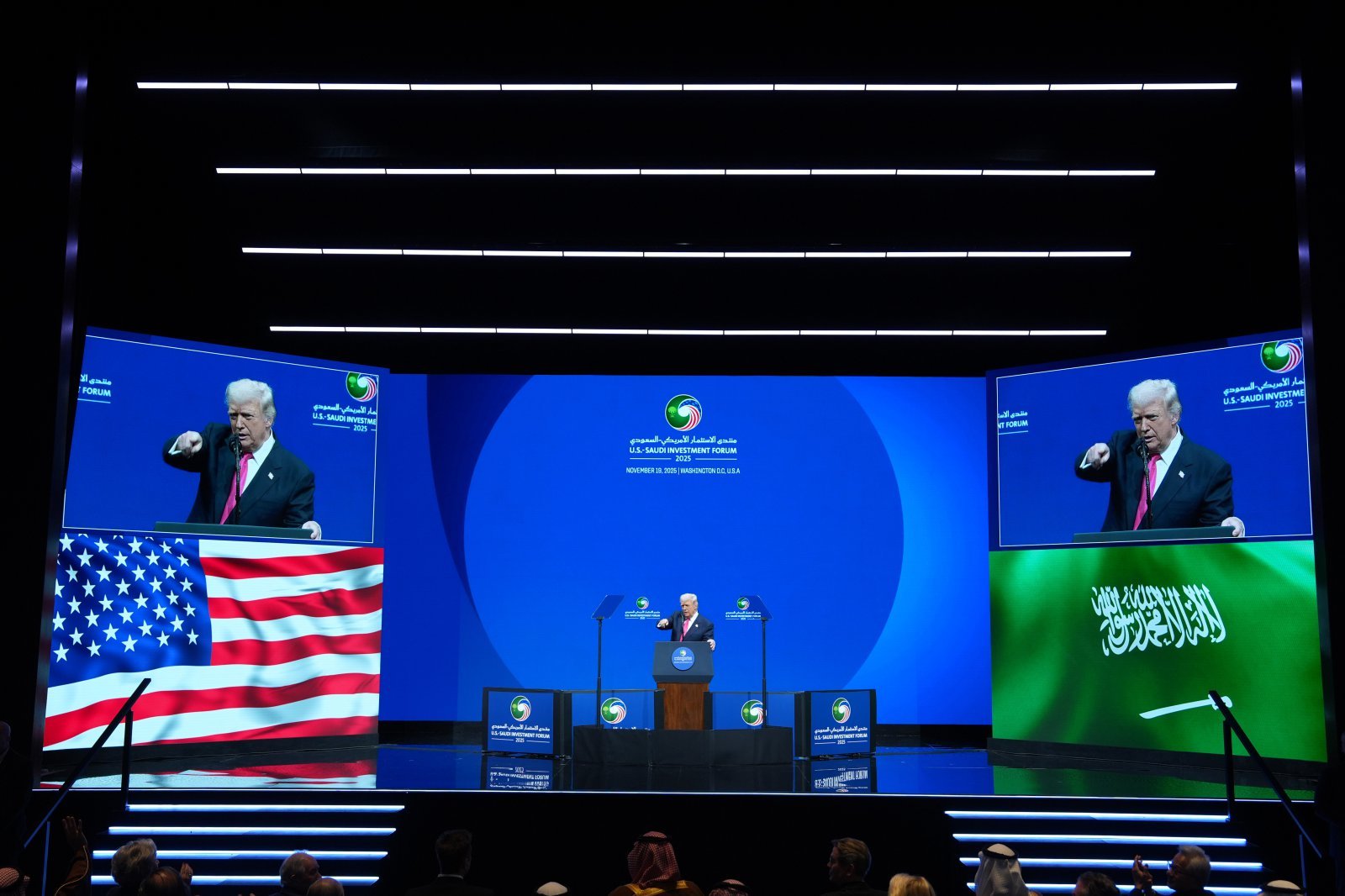 도널드 트럼프 미국 대통령이 19일(현지 시간) 워싱턴 케네디 센터에서 열린 미국-사우디 투자 포럼에 참석해 연설하고 있다. 2025.11.20. 워싱턴=AP/뉴시스