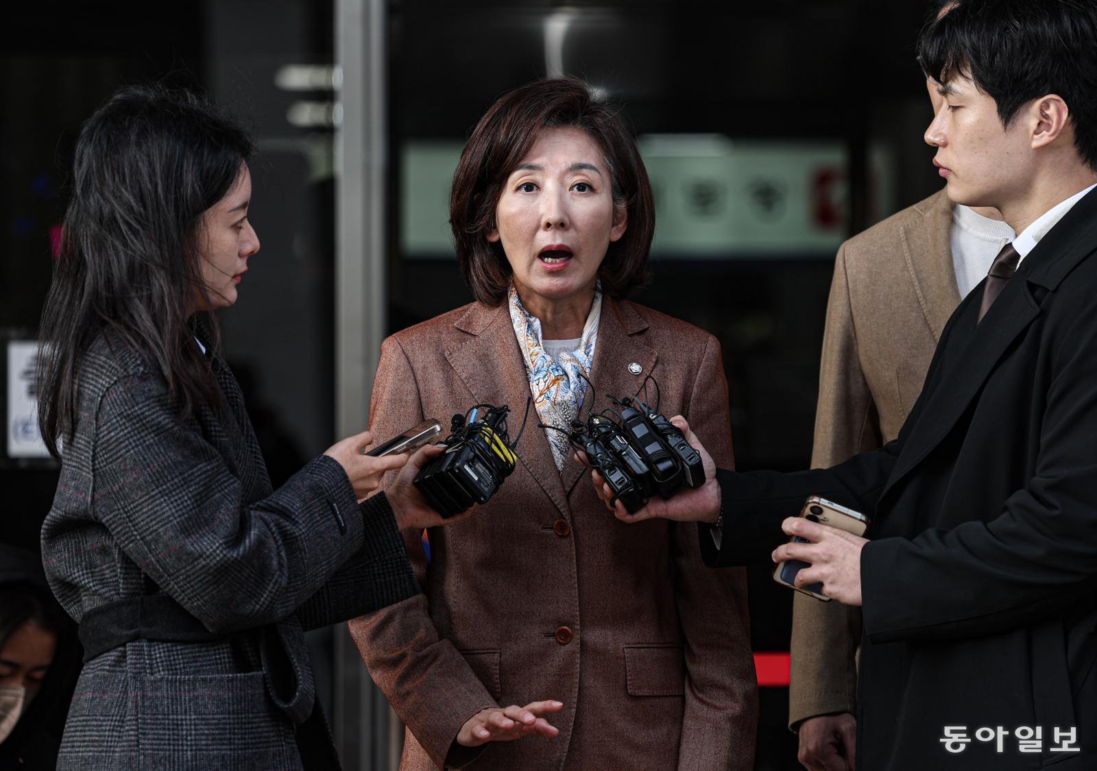 나경원 국민의힘 의원이 20일 오후 서울 양천구 서울남부지방법원에서 열린 국회 ‘패스트트랙 충돌’ 사건 선고 기일을 마친 뒤 법정을 나서며 입장을 밝히고 있다. 이한결 기자 always@donga.com