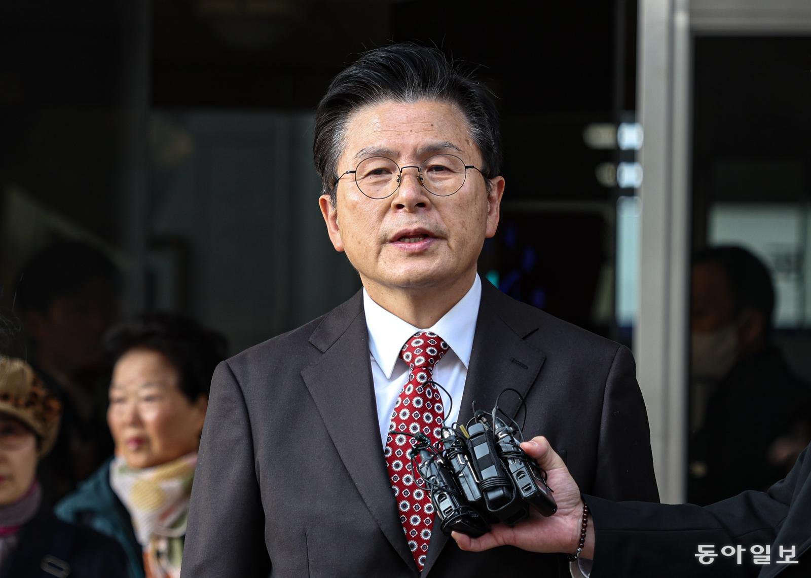 황교안 전 국무총리가 20일 서울 양천구 남부지법에서 열린 ‘자유한국당 패스트트랙(신속처리안건) 충돌 사건’ 1심 선고를 마친 뒤 법원을 나서고 있다. 이한결 기자 always@donga.com