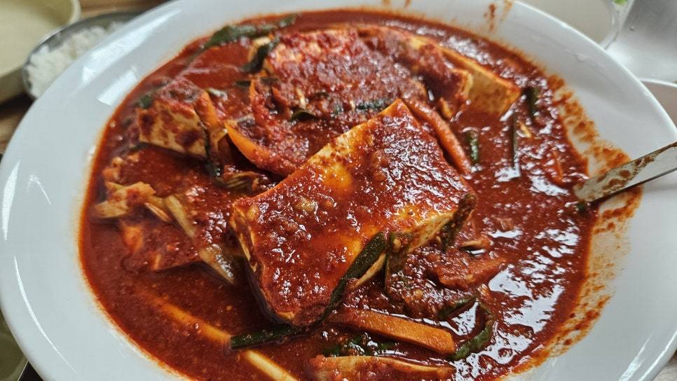 ‘노잼 도시’엔 빵만 있다고?… 편견 깰 칼칼한 두부두루치기[김도언의 너희가 노포를 아느냐]