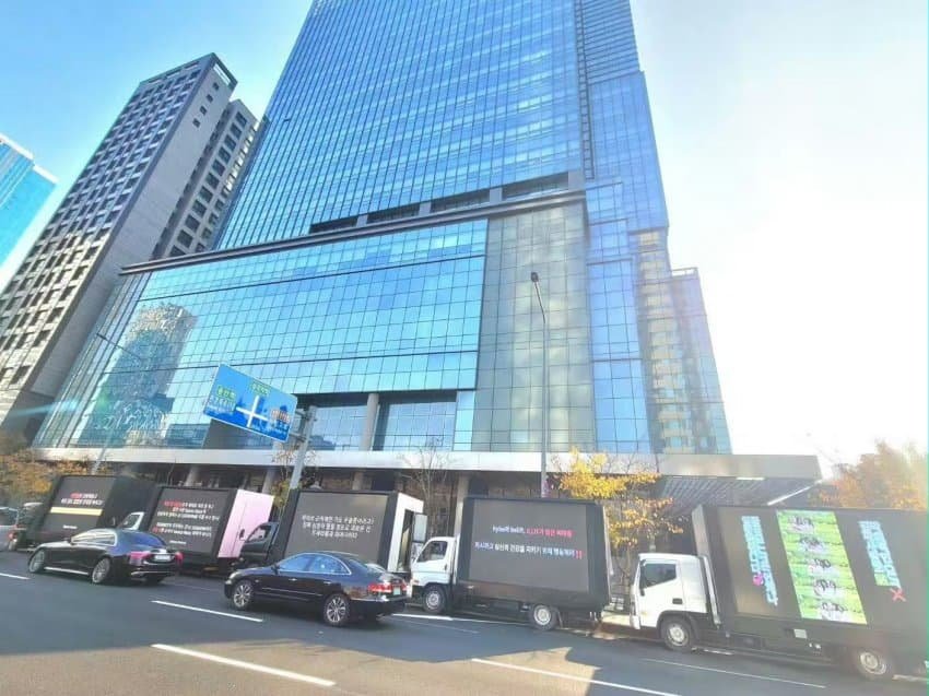 20일 르세라핌과 아일릿 중국 팬덤이 서울 용산구 하이브 사옥 앞에서 진행한 트럭 시위. 온라인 커뮤니티 캡처