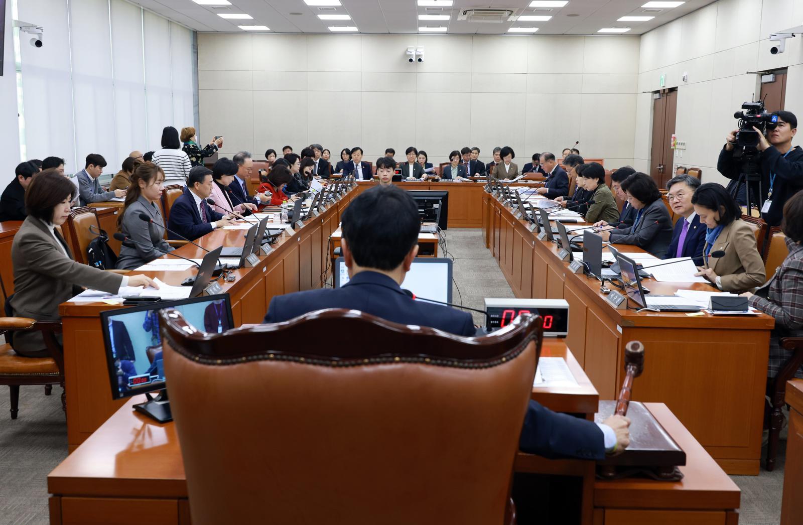 박주민 국회 보건복지위원장이 20일 서울 여의도 국회에서 보건복지위원회 전체회의를 개의하고 있다. 뉴시스