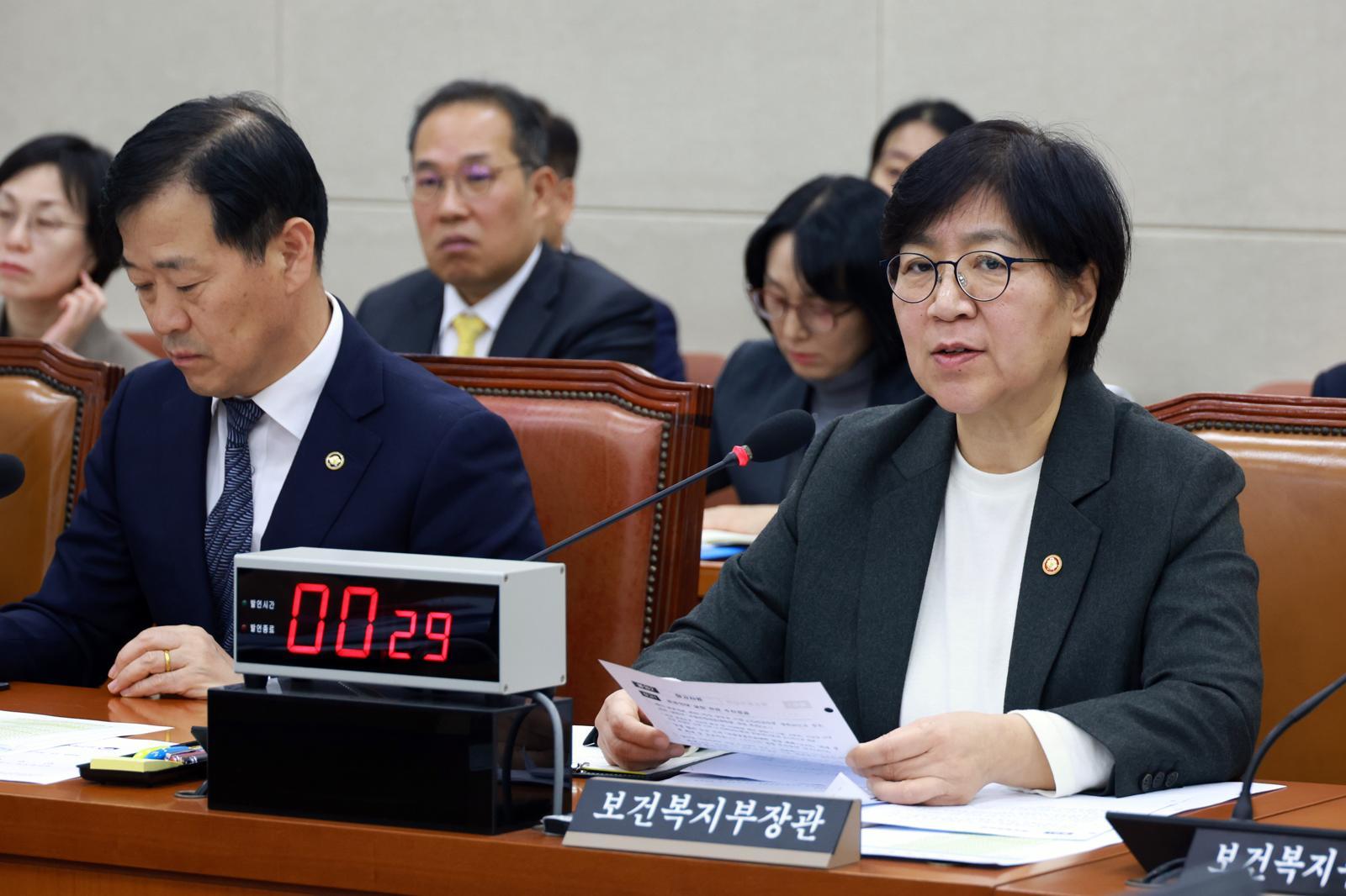 정은경 보건복지부 장관이 20일 서울 여의도 국회에서 열린 보건복지위원회 전체회의에서 의원 질의에 답하고 있다. 뉴시스