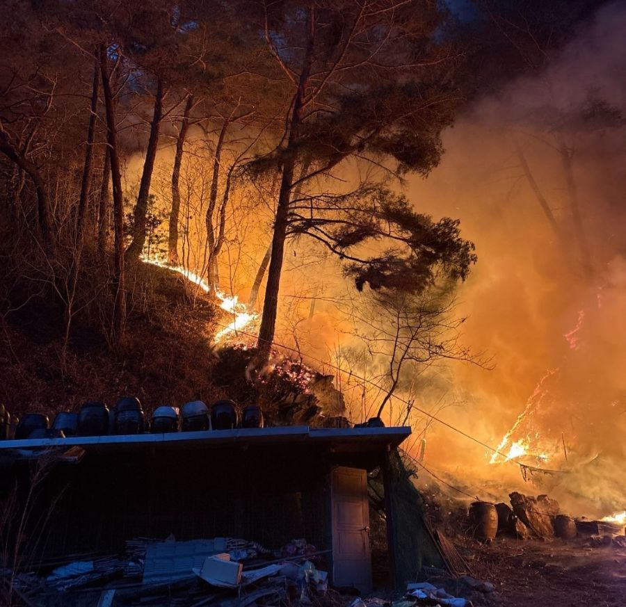 20일 소방 당국은 이날 오후 5시 23분경 강원 인제 기린면 현리 인근 야산에서 산불이 발생했다고 밝혔다. 강원특별자치도소방본부 제공 ⓒ뉴시스