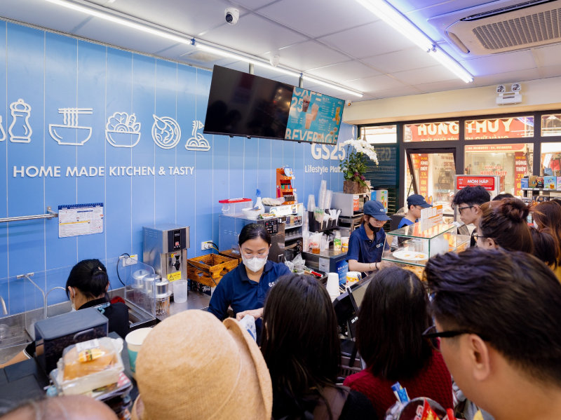 GS25는 길거리 음식이 익숙한 베트남 식문화를 고려해 편의점에 시식 공간을 마련하고 즉석도시락, 김밥 등 간편식 위주로 판매하며 매장 수를 늘려가고 있다. GS리테일 제공