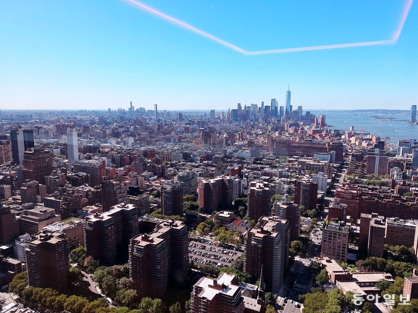 뉴욕 맨해튼 미드타운에서 바라본 맨해튼 남쪽. 저 멀리 제일 높은 건물이 9.11 테러가 있었던 세계무역센터 건물 자리에 다시 지은 원 월드 트레이드 센터다. 1776피트(541미터)로 미국에서 가장 높은 건물이며, 미국의 회복과 재건을 상징하기 위해 미국이 독립한 해인 1776년의 의미를 담아 높이 숫자를 맞춰 지었다. 뉴욕=임우선 특파원 imsun@donga.com