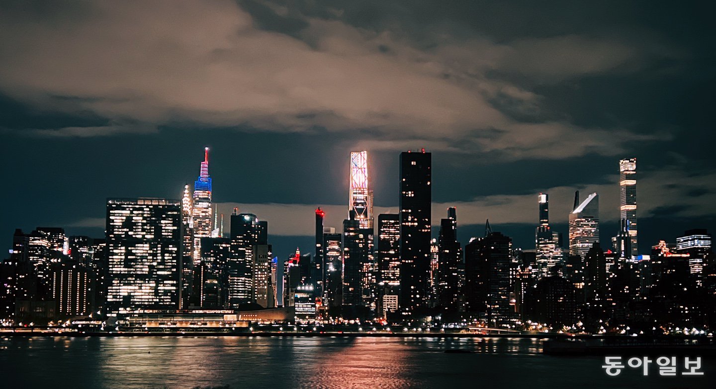 가운데 가장 밝게 빛나는 건물이 뉴욕 맨해튼 미드타운에 새로 생긴 JP모건 체이스 신사옥이다. 건물 외관이 전부 LED조명으로 돼 있어 건물 전체의 빛을 원하는 색과 모양으로 바꿀 수 있다. 평소에는 은은한 하얀 빛이지만 독립기념일이나 재향군인의 날 등 국가적 의미가 있는 날에는 건물 상단부 전체를 성조기 모양으로 바꾼다. 뉴욕=임우선 특파원 imsun@donga.com