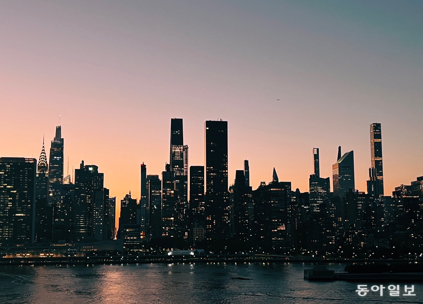 해가 지기 직전 가장 짙어지는 맨해튼의 스카이라인. 뉴욕=임우선 특파원 imsun@donga.com