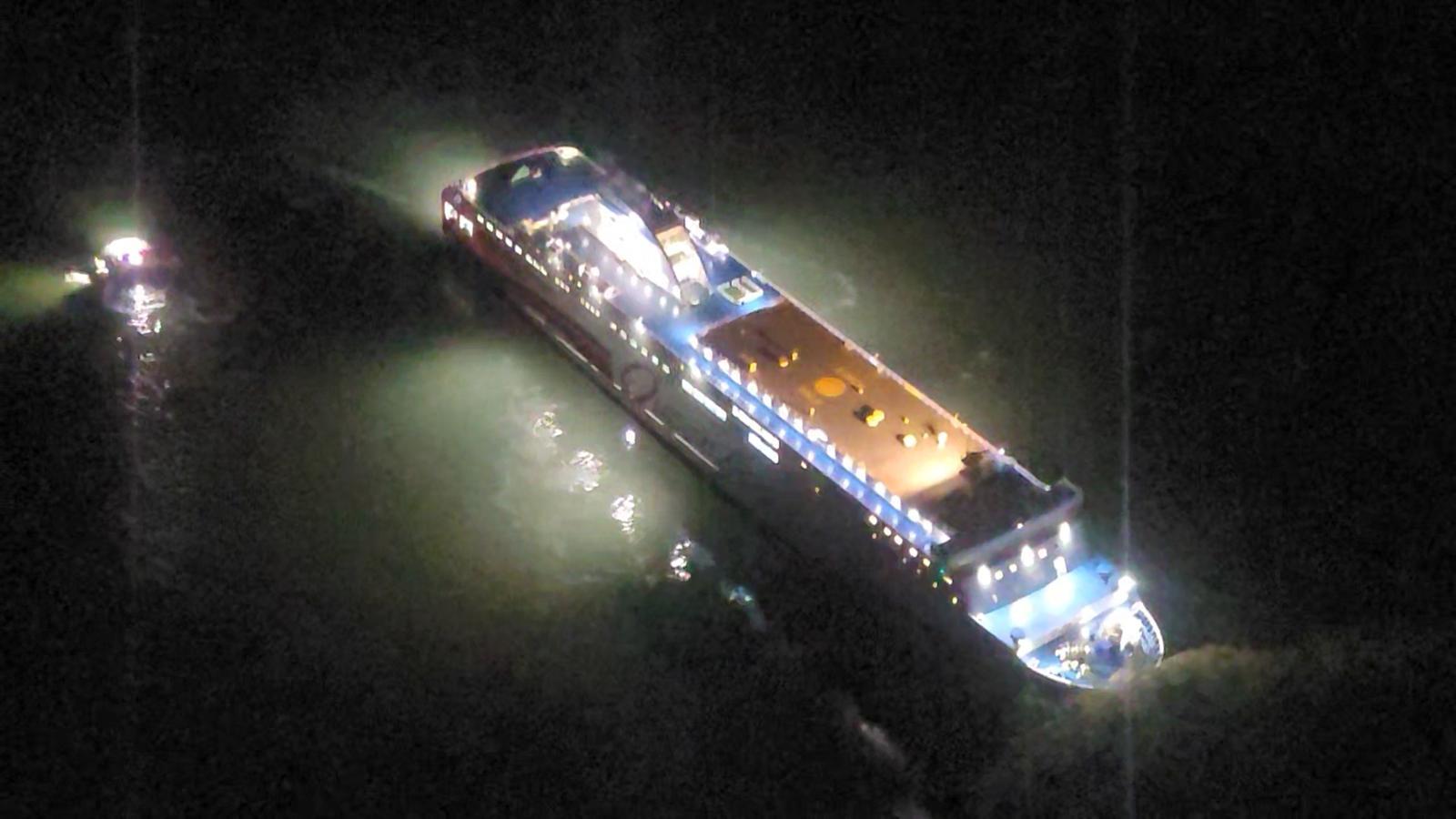 19일 오후 8시 16분쯤 전남 신안군 장산면 족도에 260여명이 탑승한 여객선이 좌초돼 해경이 구조 작업을 벌이고 있다. 목포해경 제공