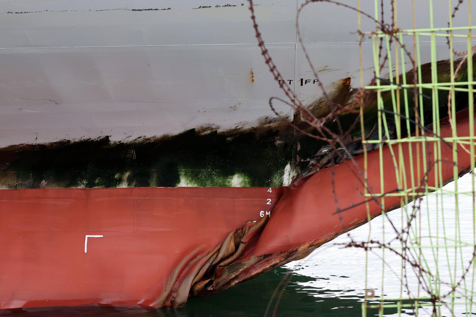 전남 신안 해상에서 좌초된 여객선 퀸제누비아2호가 20일 전남 목포시 산정동 삼학부두에 정박해 있다. 사진은 사고 부위의 모습. 2025.11.20/뉴스1