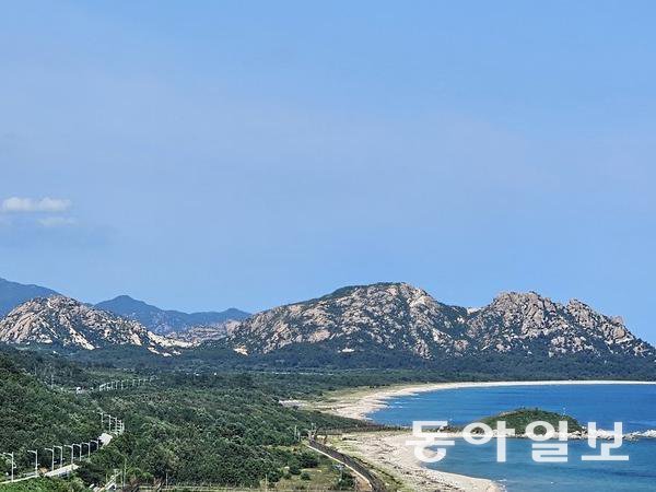 금강산으로 향하는 관광 도로와 철도의 모습. 강 씨는 저 도로를 기준으로 이동해 한국으로 왔다. 동아일보 DB