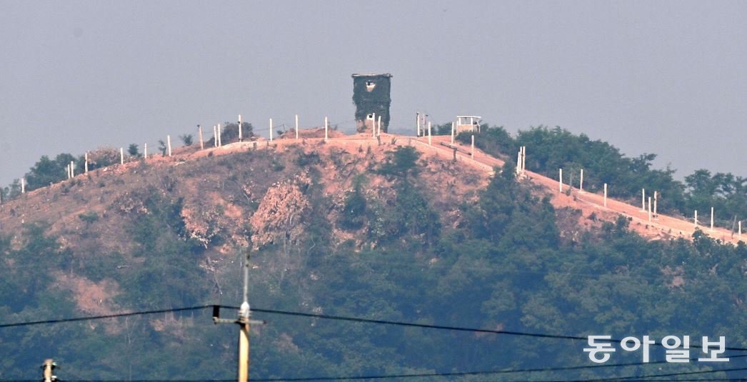 지난해 파주 맞은 편 북한 지역에 새롭게 정비를 마친 철조망과 감시탑. 고성에서 강 씨가 통과했던 감시탑과 구조가 같다. 동아일보 DB