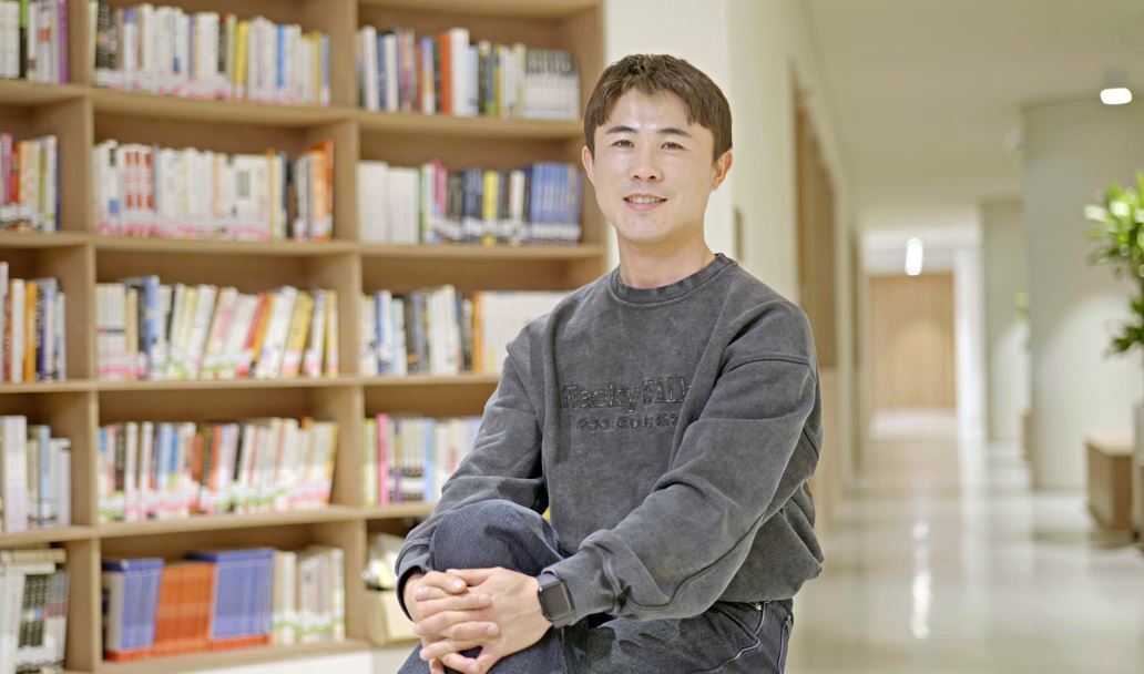 한국 사회에 나온지 1개월쯤 지난 뒤의 강 씨 모습. 아직까진 여윈 흔적이 엿보인다.