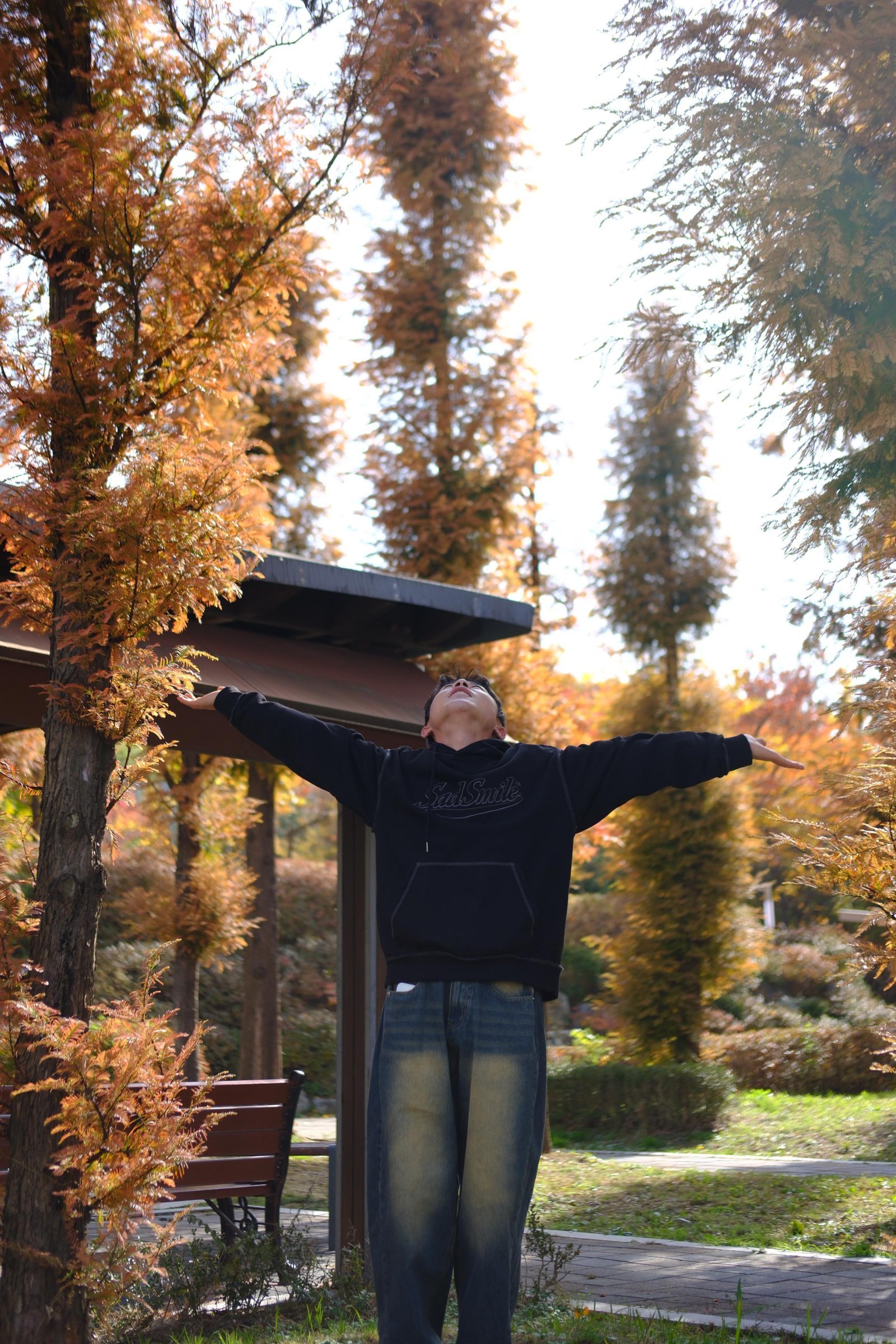 따뜻한 가을 햇살 아래, 단풍도 아름답다. 한국의 자유로운 삶을 즐기고 있는 강 씨.