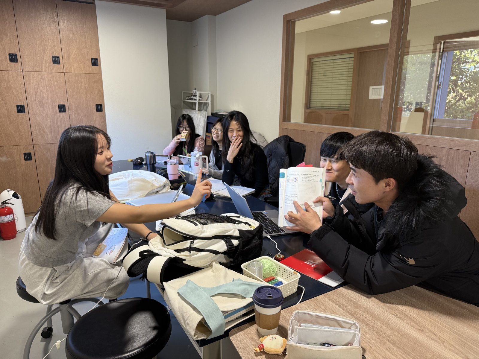 올해 3월,  ‘다음학교’에 다니면서 어린 친구들과 함께 대입준비를 하고 있는 강 씨.