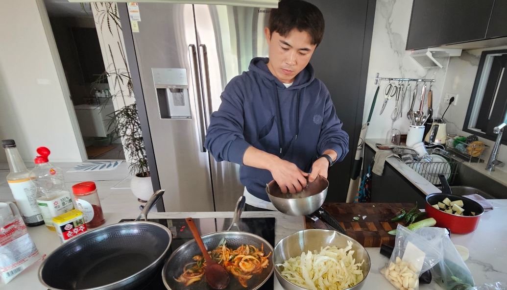 북한군 복무 9년 동안 취사 당번을 수없이 선 덕분에 강 씨의 요리 실력은 주변 친구들에게서 호평을 받는다.