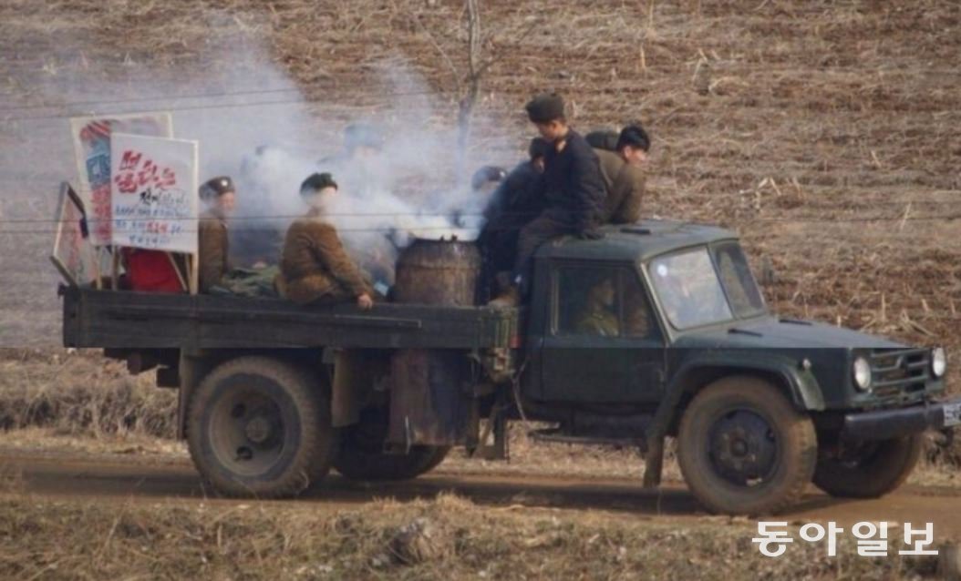 연기를 날리며 달리는 북한군 목탄차. 적재함에 실은 난로에 무엇을 때는 가에 따라 목탄차, 가랑잎차, 쌀겨차 등으로 구분된다. 동아일보 DB