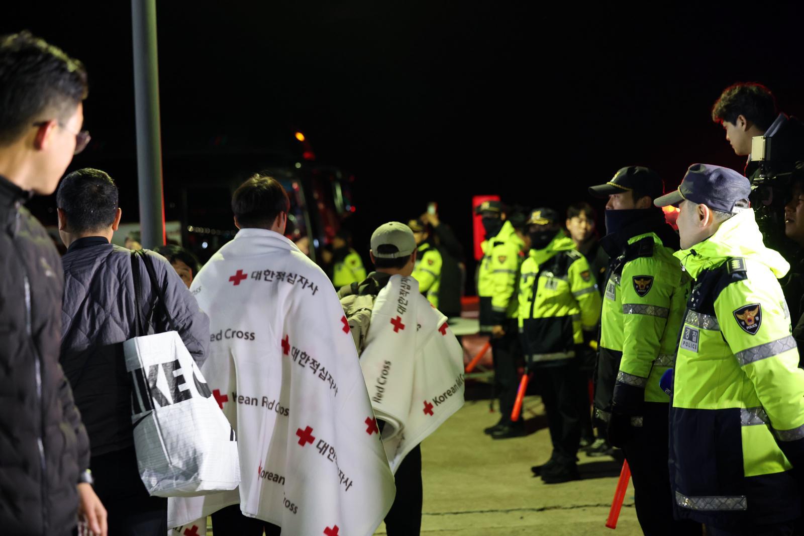 전남 신안 해상에서 좌초된 여객선 퀸제누비아2호 탑승객들 19일 밤 전남 목포해양경찰서 전용 부두로 도착하고 있다. 전날 오후 8시 16분쯤 전남 신안군 장산면 족도에 267명(승객 246명, 승무원 21명)이 탑승한 여객선이 좌초돼 해경이 전원 구조했다. 2025.11.20/뉴스1