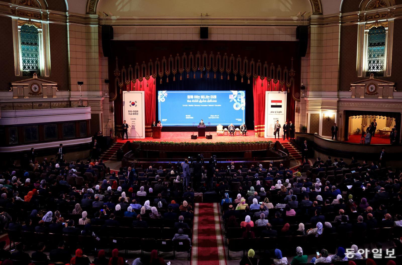 이재명 대통령이 20일(현지시간) 이집트 카이로 대학에서 연설을 하고 있다. 카이로=송은석 기자 silverstone@donga.com