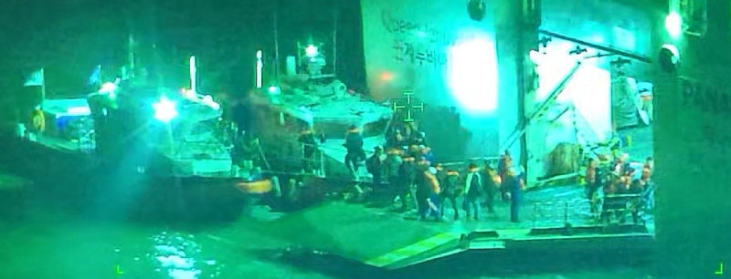 19일 오후 8시 16분경 전남 신안군 장산면 족도에 좌초한 여객선 퀸제누비아2호 뒤편에서 해양경찰이 구조 작업을 벌이고 있다. 목포해양경찰서 제공