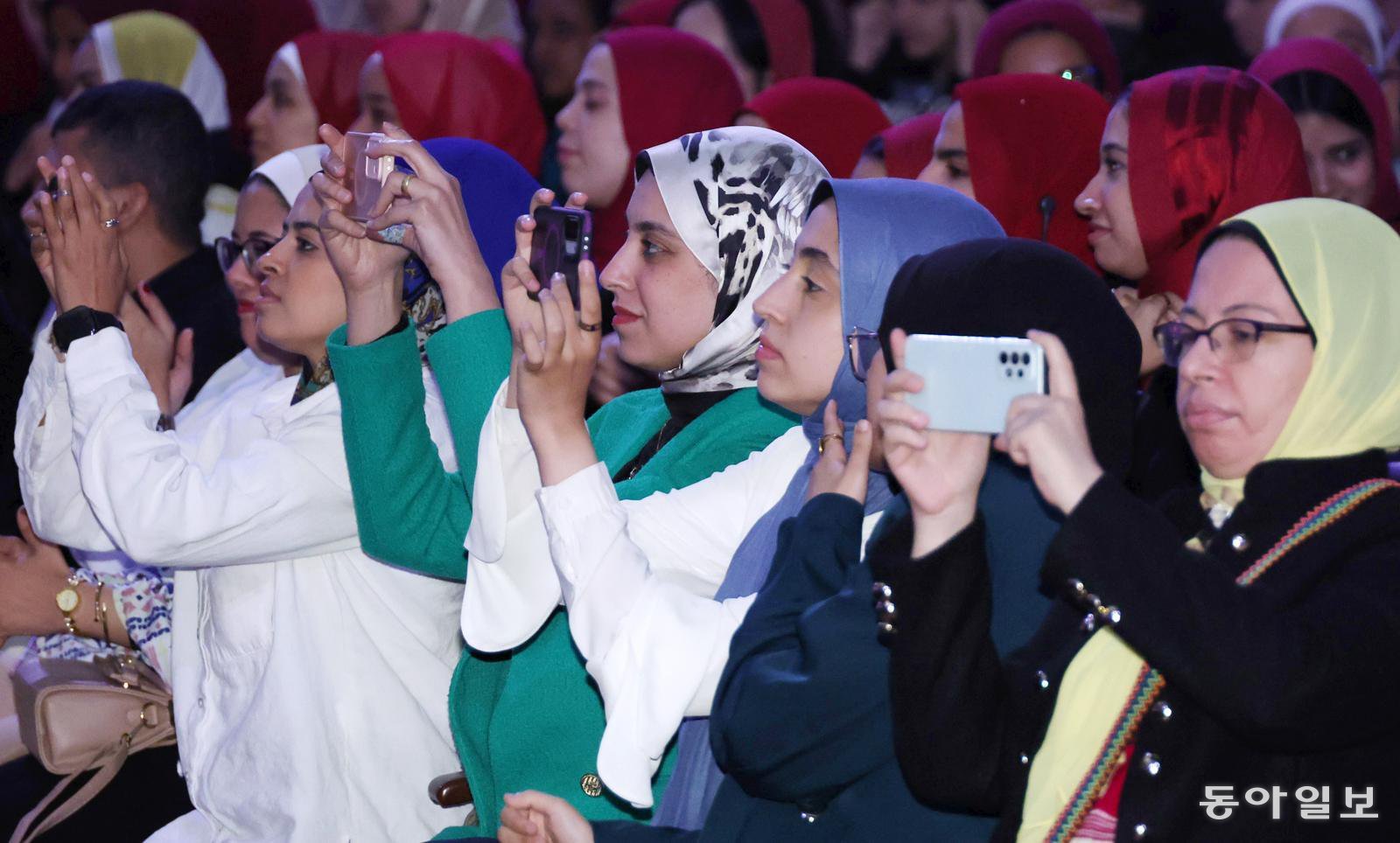 학생들이 20일(현지시간) 이집트 카이로 대학에서 열린 이재명 대통령의 연설을 스마트폰 카메라로 촬영하고 있다. 카이로=송은석 기자 silverstone@donga.com