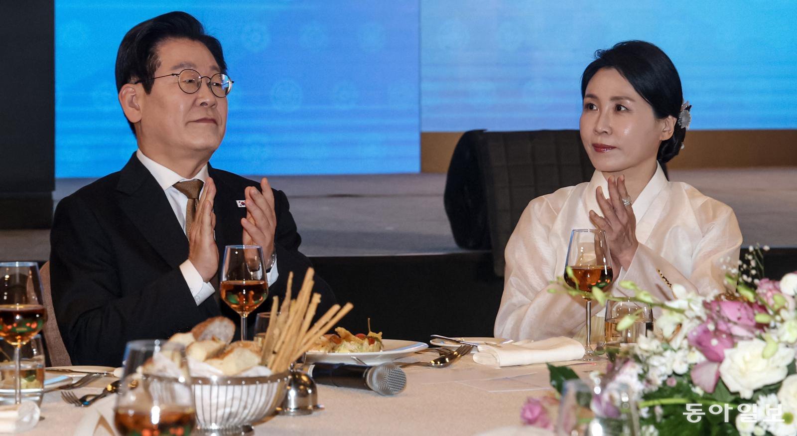 이재명 대통령과 김혜경 여사가 20일(현지시간) 이집트 카이로의 한 호텔에서 열린 이집트 동포 지상사 간담회에서 박수를 치고 있다. 카이로=송은석 기자 silverstone@donga.com