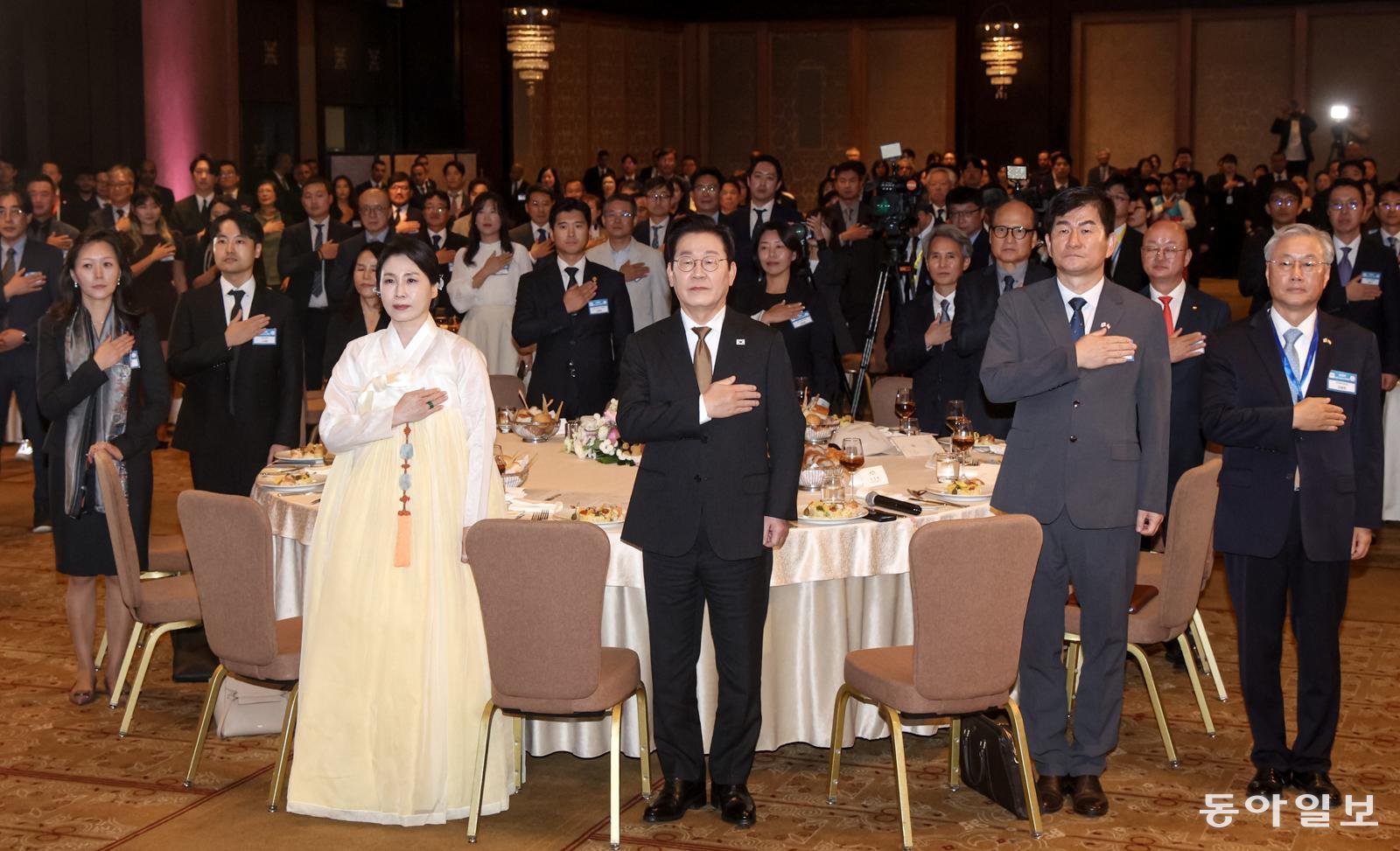 이재명 대통령과 김혜경 여사가 20일(현지시간) 이집트 카이로의 한 호텔에서 열린 이집트 동포 지상사 간담회에서 국민 의례를 하고 있다. 카이로=송은석 기자 silverstone@donga.com