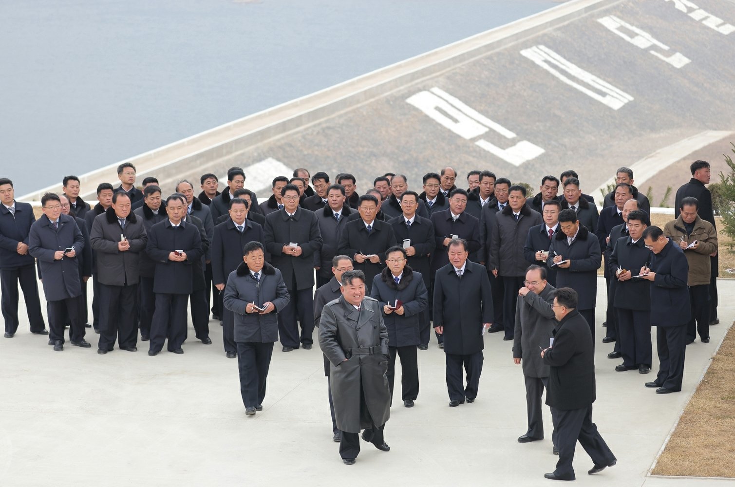 북한 노동당 기관지 노동신문은 21일 “회양군민발전소 준공식이 11월 20일에 성대히 진행되였다＂며 ＂조선로동당 총비서이시며 조선민주주의인민공화국 국무위원장이신 경애하는 김정은 동지께서 준공식에 참석했다＂고 보도했다.(평양 노동신문=뉴스1)