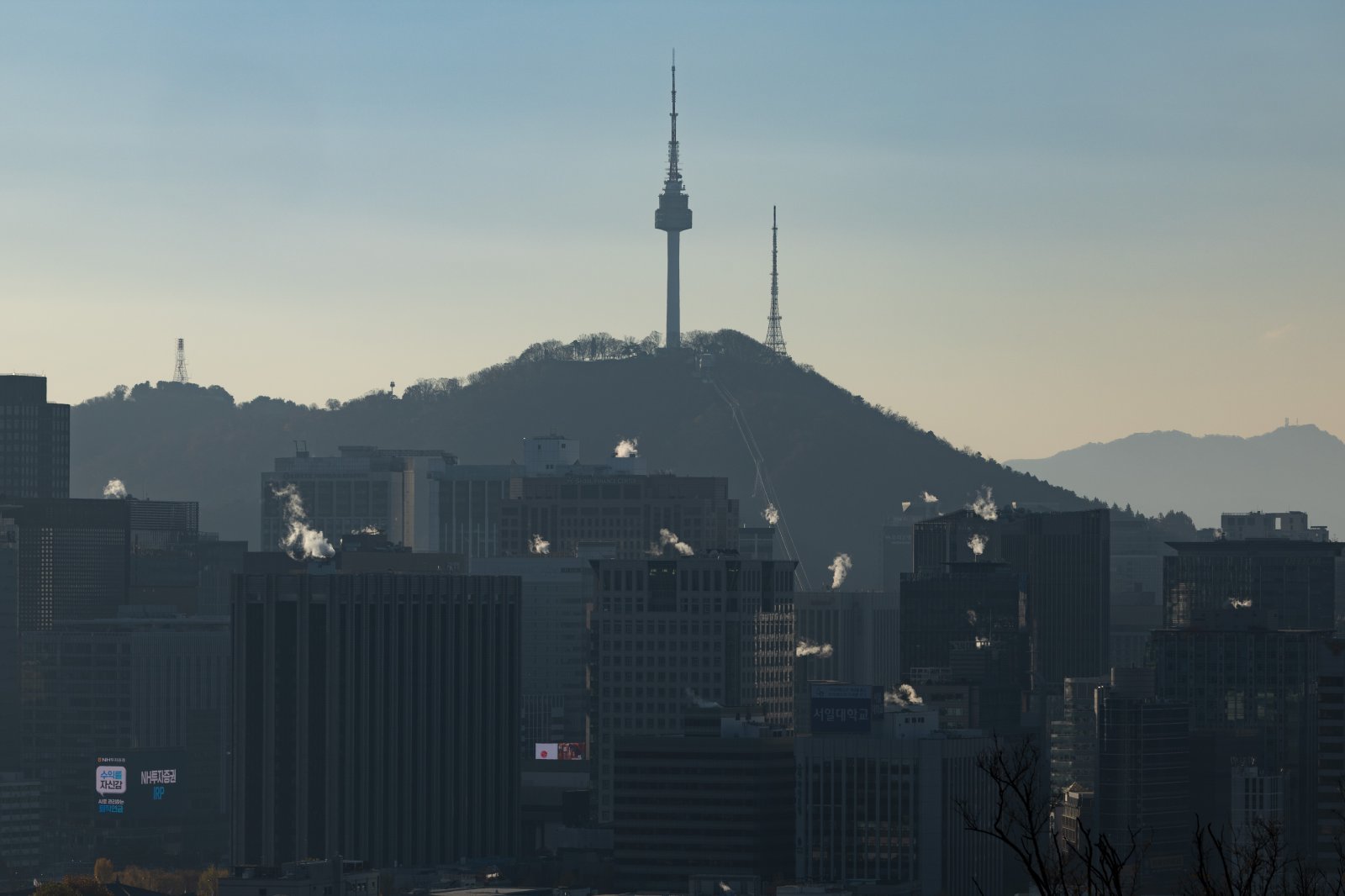 북쪽에서 유입된 찬 공기 영향으로 아침 기온이 전날보다 5~10도 가량 큰 폭으로 떨어진 18일 오전 서울 시내 빌딩에 난방으로 인한 수증기가 피어오르고 있다. 2025.11.18 뉴시스