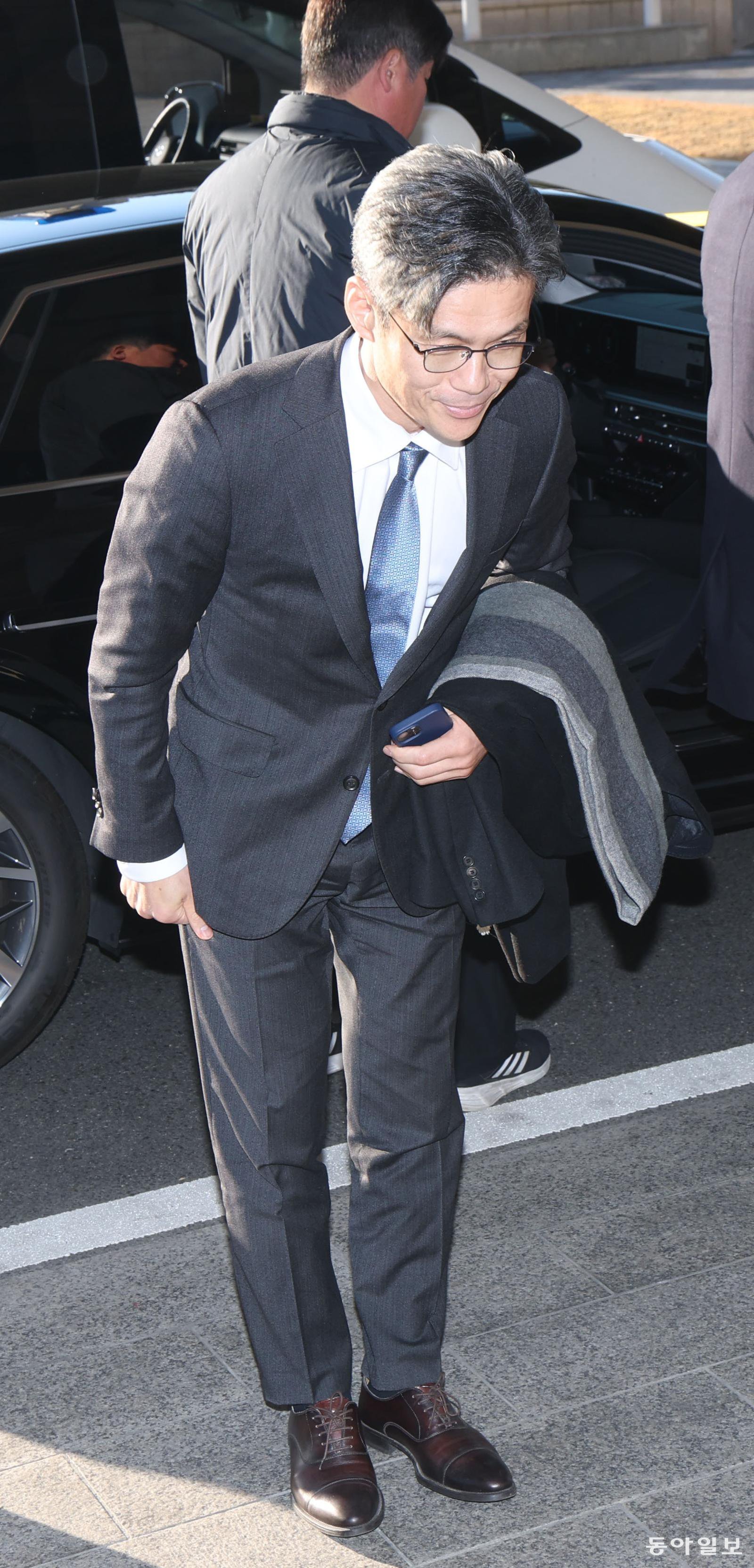 박철우 신임 서울중앙지검장이 21일 서울 서초구 중앙지검으로 첫 출근을 하며 기자들의 질문에 답하고 있다. 신원건 기자 laputa@donga.com