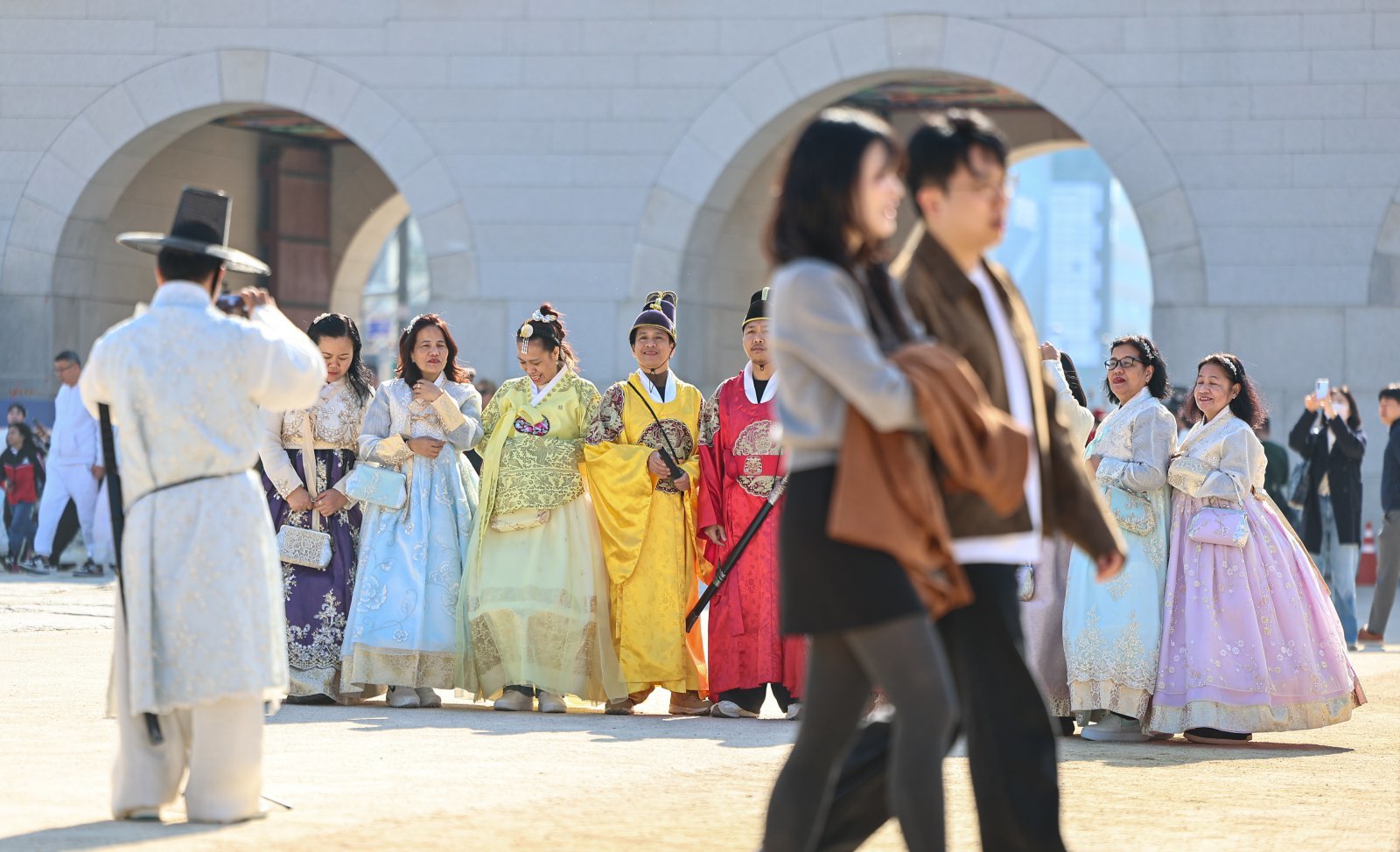 포근한 날씨를 보인 16일 서울 종로구 경복궁을 찾은 관광객들이 즐거운 시간을 보내고 있다. 2025.11.16 뉴스1