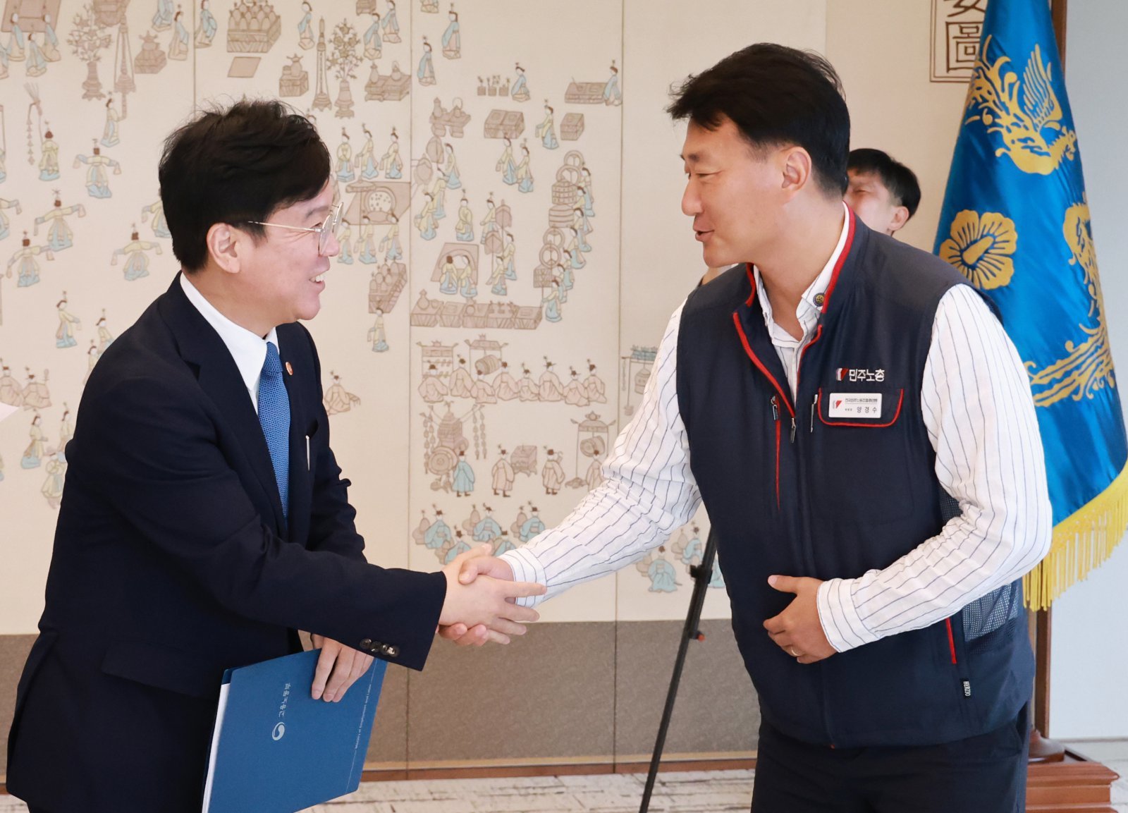 김영훈 고용노동부 장관과 양경수 민주노총 위원장이 4일 서울 용산 대통령실 청사에서 열린 양대 노총 위원장과 오찬 간담회에서 악수하고 있다. (대통령실통신사진기자단) 2025.09.04.