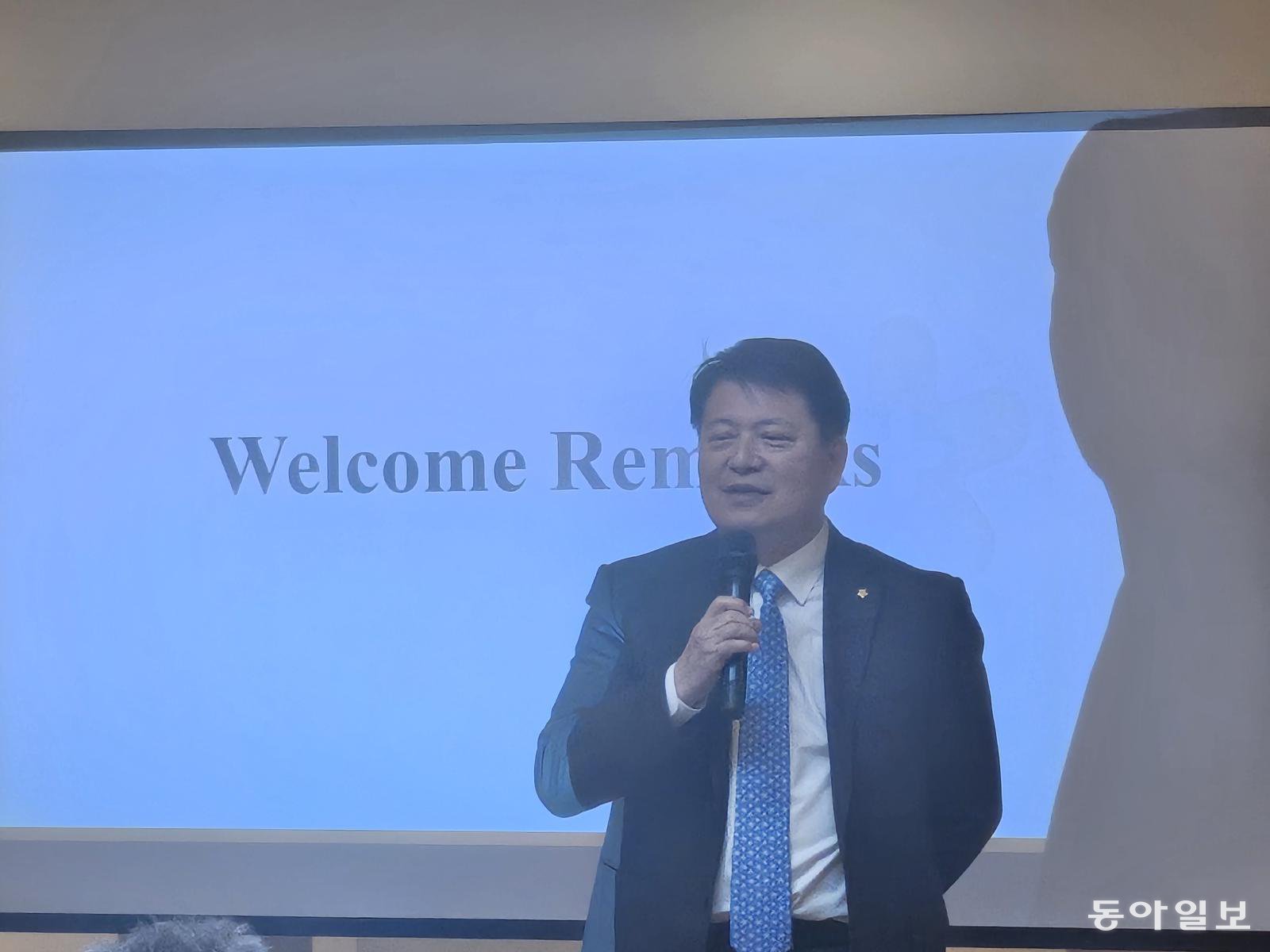 라정찬 네이처셀 회장이 20일(현지 시간) 워싱턴에서 기자회견을 갖고 발언하고 있다.워싱턴=신진우 특파원