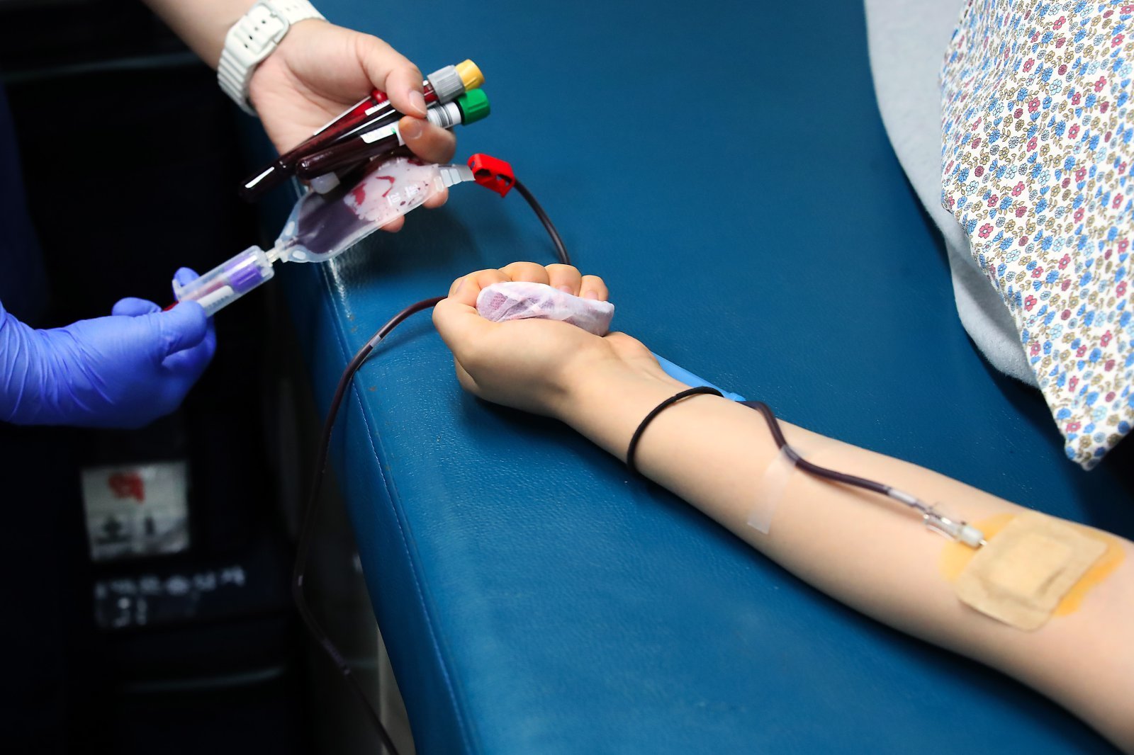 전국 혈액 보유량이 적정 기준인 ‘5일분 이상’보다 모자란 ‘3.7일분’까지 떨어지면서 수급 우려가 제기되고 있다. 보건복지부도 자체 헌혈 행사를 열어 각계각층의 관심을 요청했다. (사진은 기사 내용과 무관함) / 뉴스1